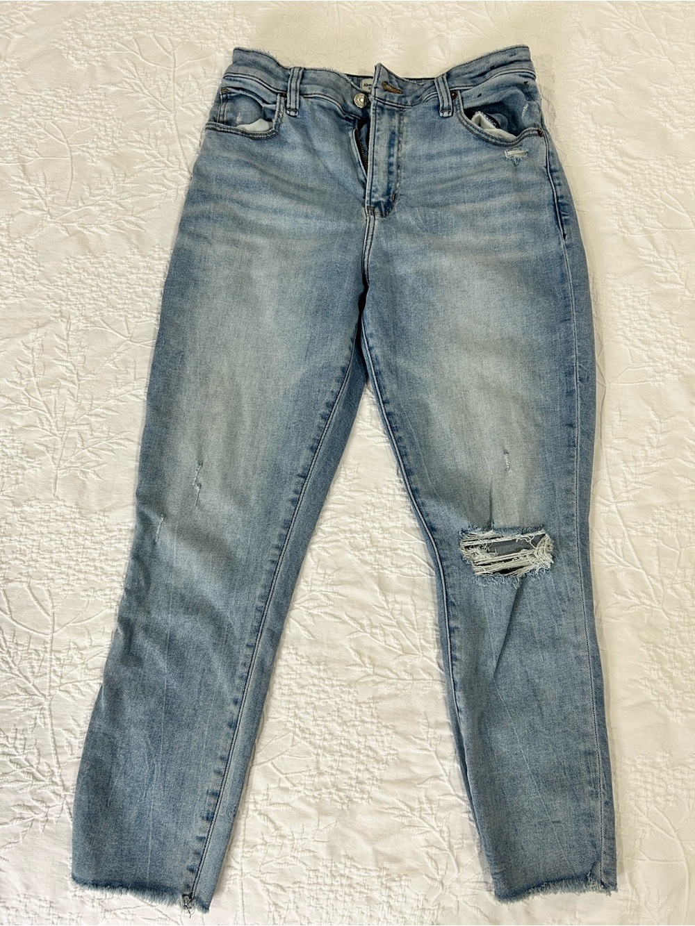 Abercrombie & Fitch The super skinny Ankle high rise Jeans with Knee Rip